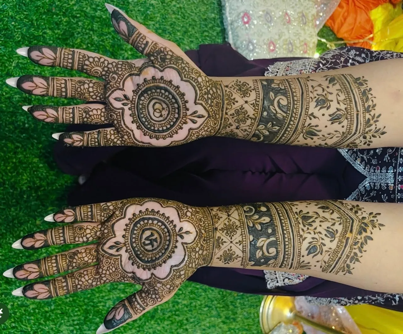 Vinoja Mehndi Artiste 2