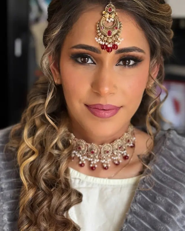 Hair & Makeup — Hina Makeup à Lamorlaye — Desi Corner