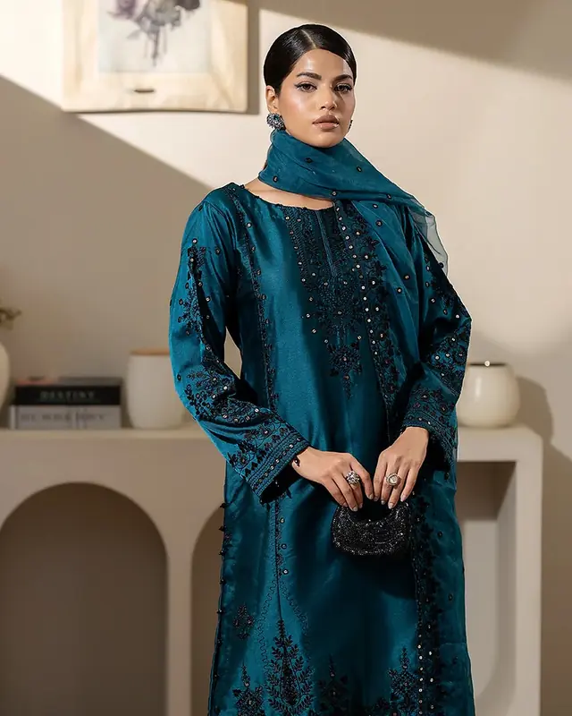 Prêt à porter — Tasneem Couture Beauté à Pantin — Desi Corner