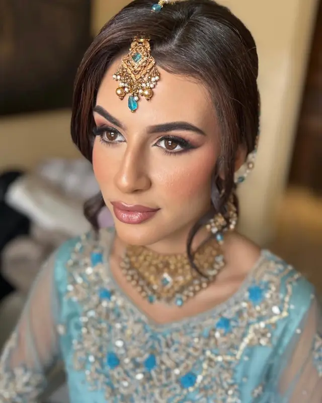 Hair & Makeup — Hina Makeup à Lamorlaye — Desi Corner