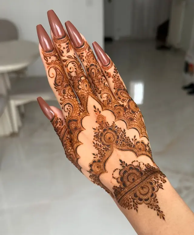 Henné — Henna Tahera à Cergy — Desi Corner