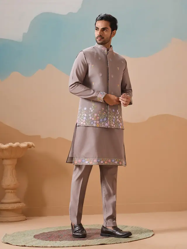 Prêt à porter — Inavaa Collection à Paris — Desi Corner