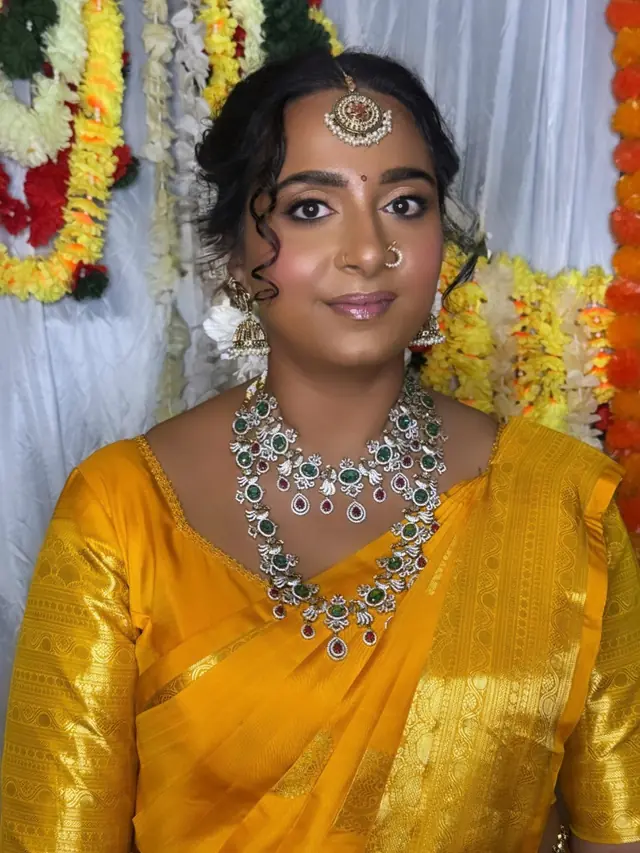 Hair & Makeup — Gaya Mohan MUA à Persan — Desi Corner