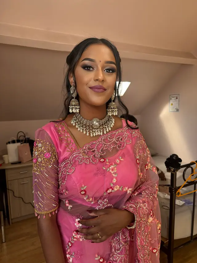 Hair & Makeup — Lokinii Makeup à Linas — Desi Corner