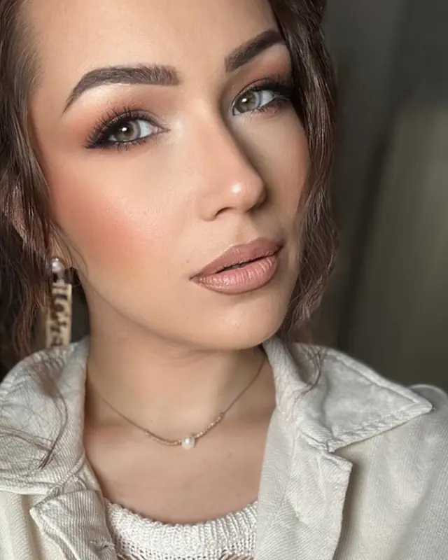Hair & Makeup — Hina Makeup à Lamorlaye — Desi Corner