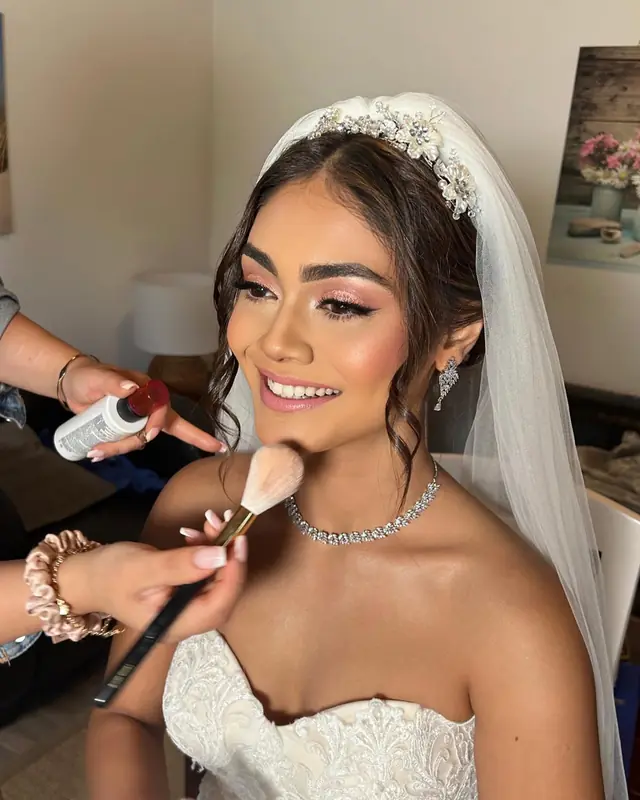 Hair & Makeup — Hina Makeup à Lamorlaye — Desi Corner
