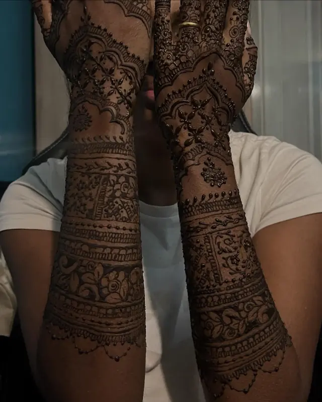 Henné — Vinoja Mehndi Artiste à Paris — Desi Corner