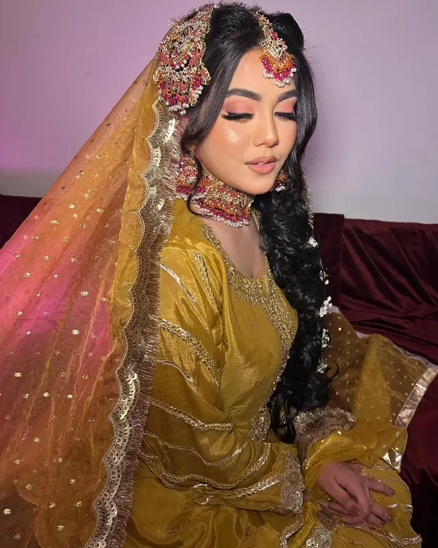 Hair & Makeup — Glow of paris à Paris — Desi Corner