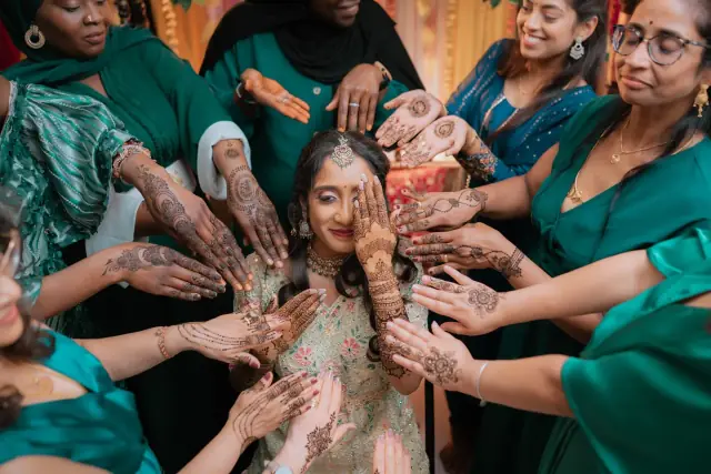 Henné — Vinoja Mehndi Artiste à Paris — Desi Corner