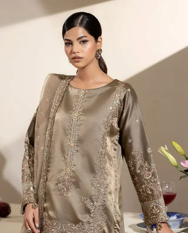 Prêt à porter — Tasneem Couture Beauté à Pantin — Desi Corner