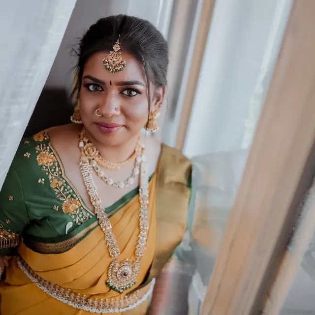 Hair & Makeup — Gaya Mohan MUA à Persan — Desi Corner