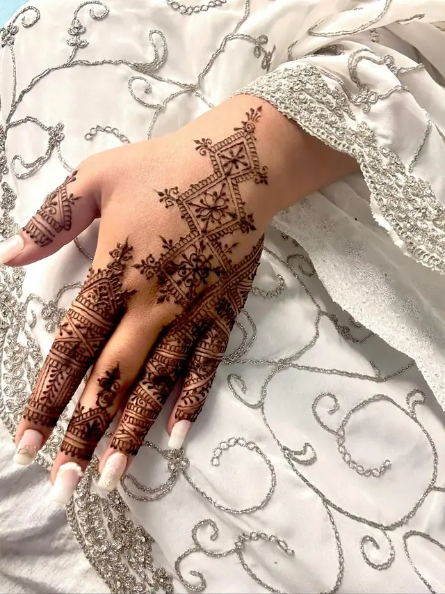 Henné — Sridarshiny Henné à Évry — Desi Corner