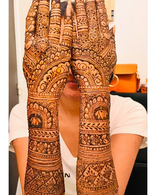 Henné — Vinoja Mehndi Artiste à Paris — Desi Corner