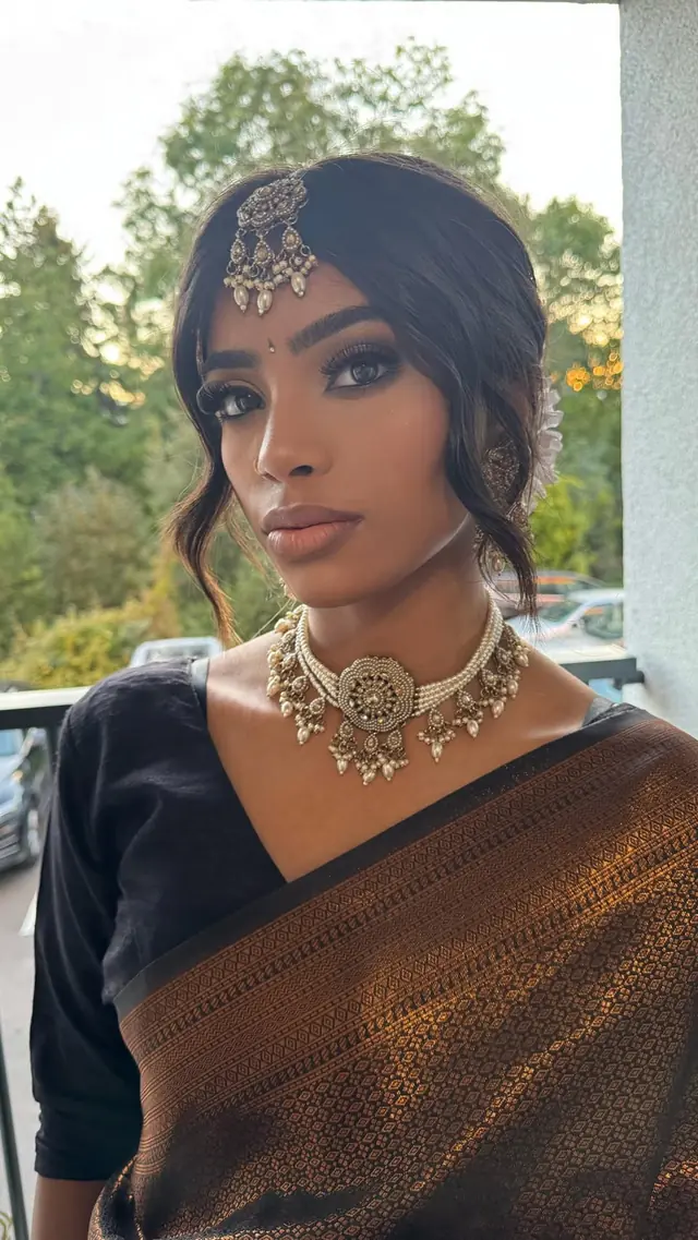 Hair & Makeup — Lokinii Makeup à Linas — Desi Corner