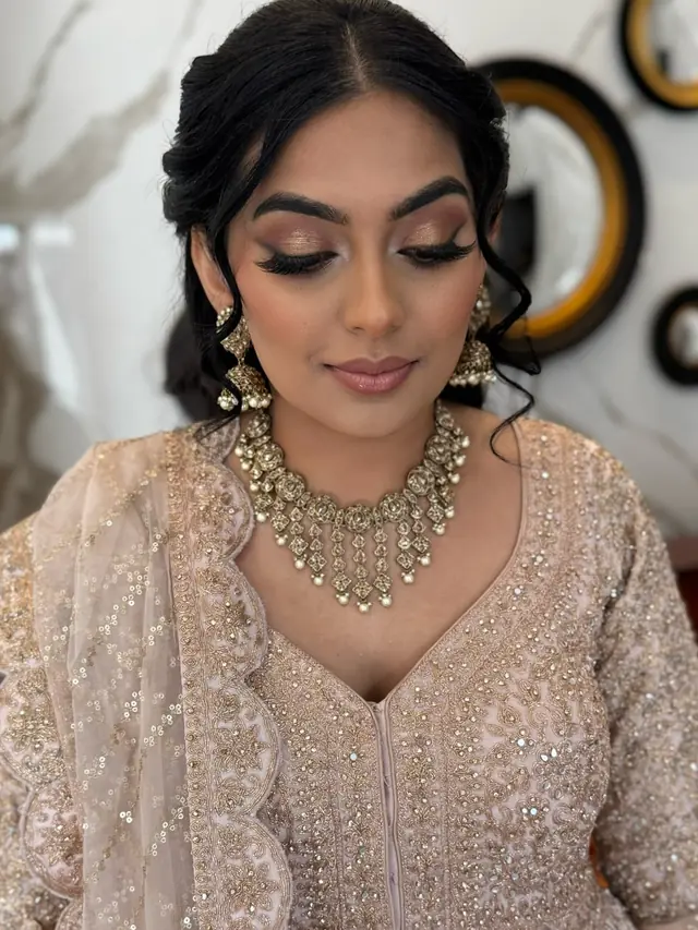 Hair & Makeup — Hina Makeup à Lamorlaye — Desi Corner