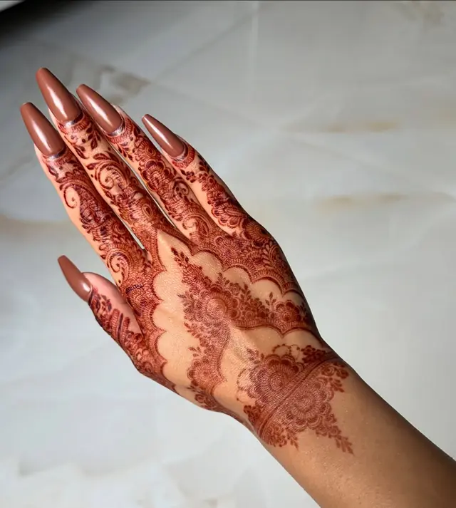 Henné — Henna Tahera à Cergy — Desi Corner