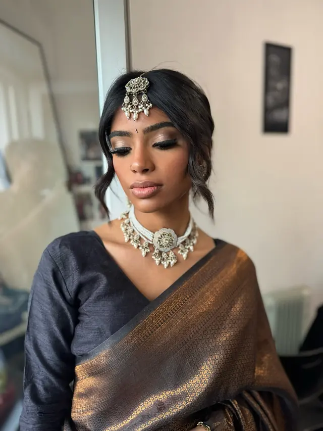 Hair & Makeup — Lokinii Makeup à Linas — Desi Corner