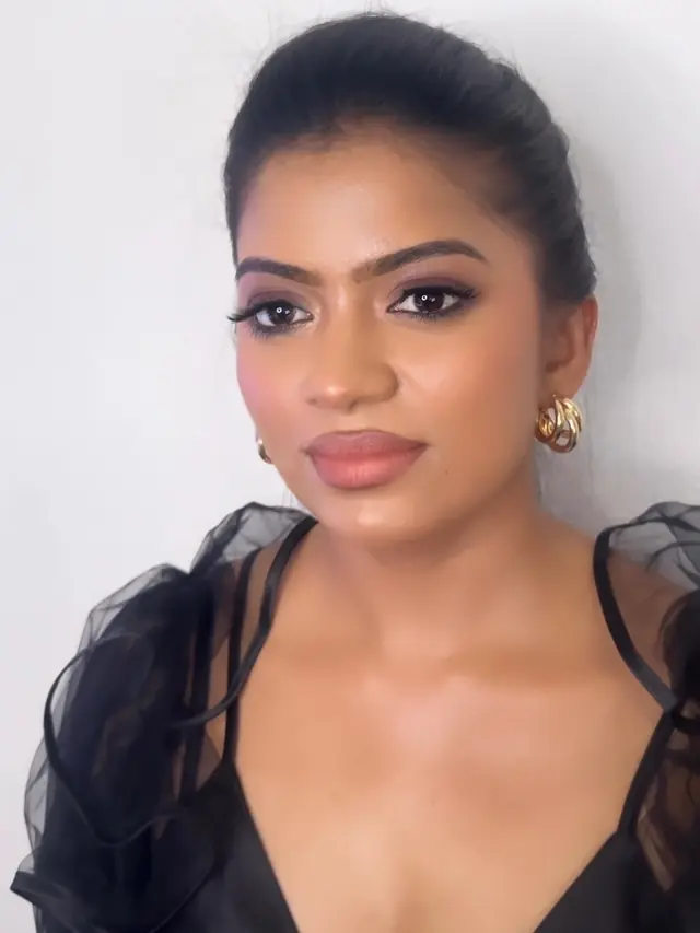 Hair & Makeup — Gaya Mohan MUA à Persan — Desi Corner