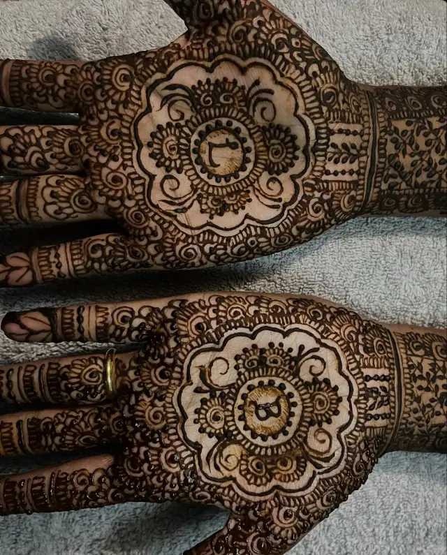 Henné — Vinoja Mehndi Artiste à Paris — Desi Corner
