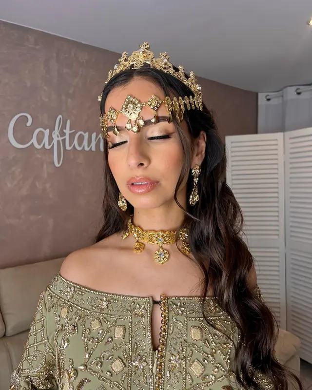 Hair & Makeup — Makeup By Tahera à Cergy — Desi Corner