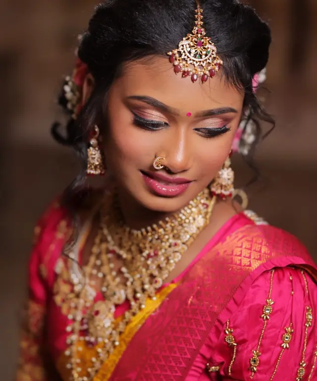 Hair & Makeup — Gaya Mohan MUA à Persan — Desi Corner