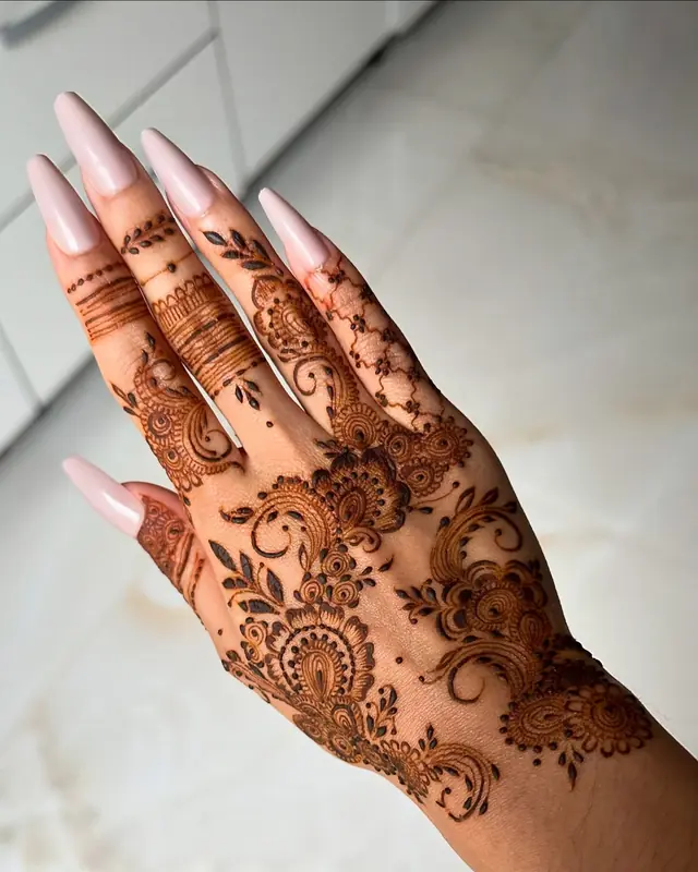Henné — Henna Tahera à Cergy — Desi Corner