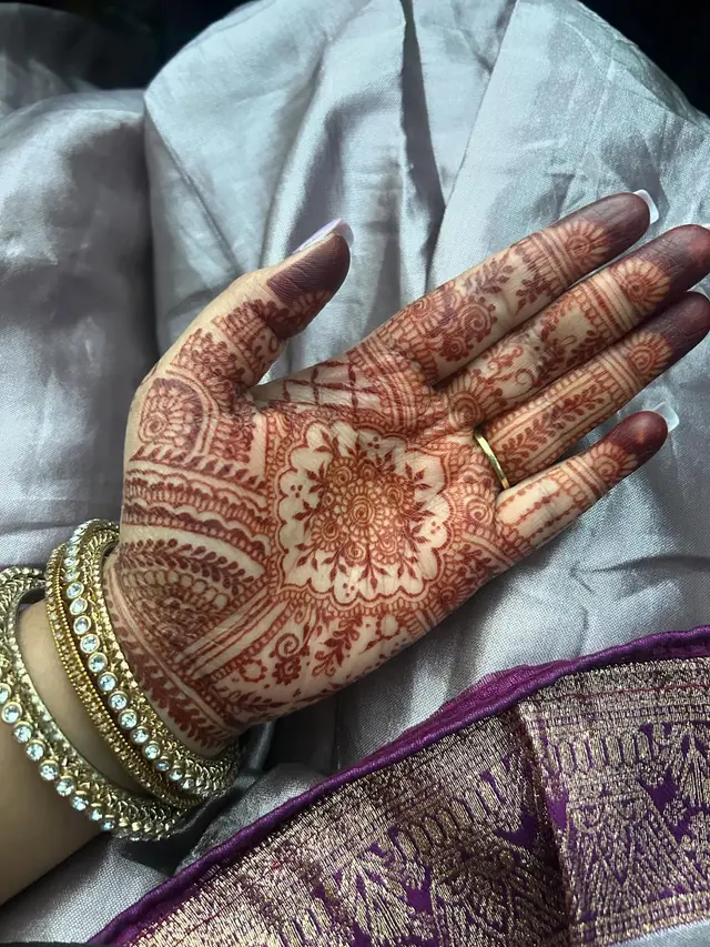 Henné — Sridarshiny Henné à Évry — Desi Corner