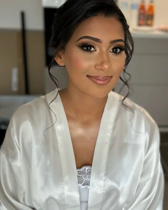Hair & Makeup — Hina Makeup à Lamorlaye — Desi Corner