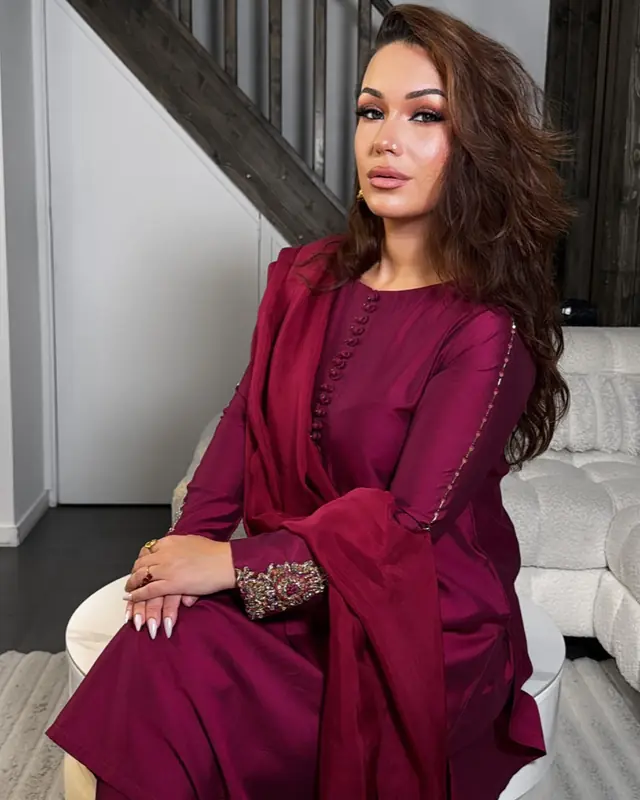 Hair & Makeup — Hina Makeup à Lamorlaye — Desi Corner