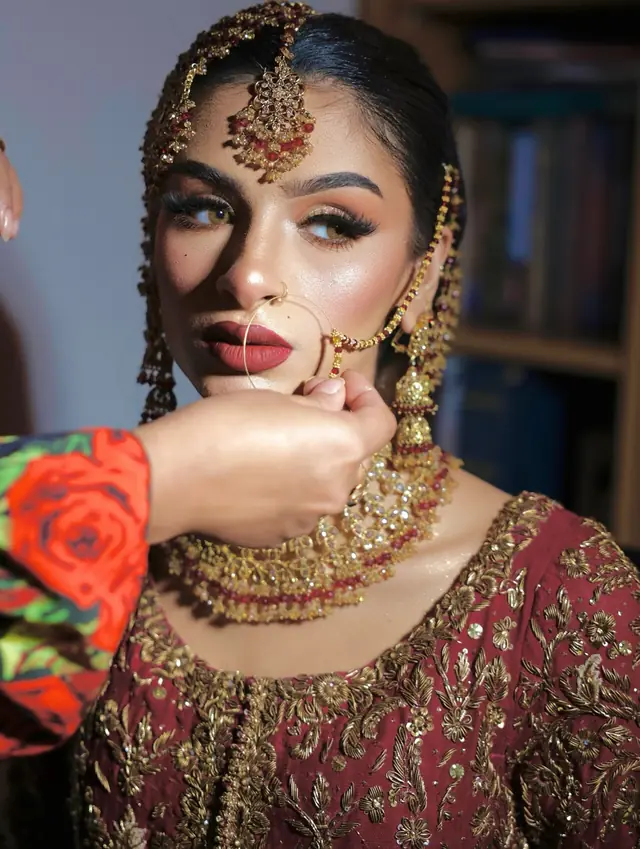 Hair & Makeup — Tanzeela Beauty à Paris — Desi Corner