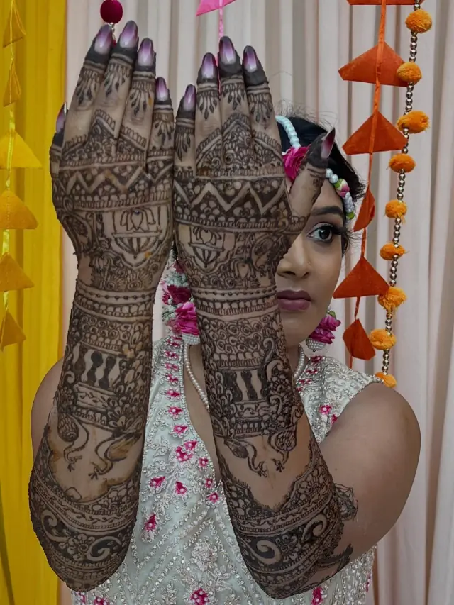 Henné — Vinoja Mehndi Artiste à Paris — Desi Corner