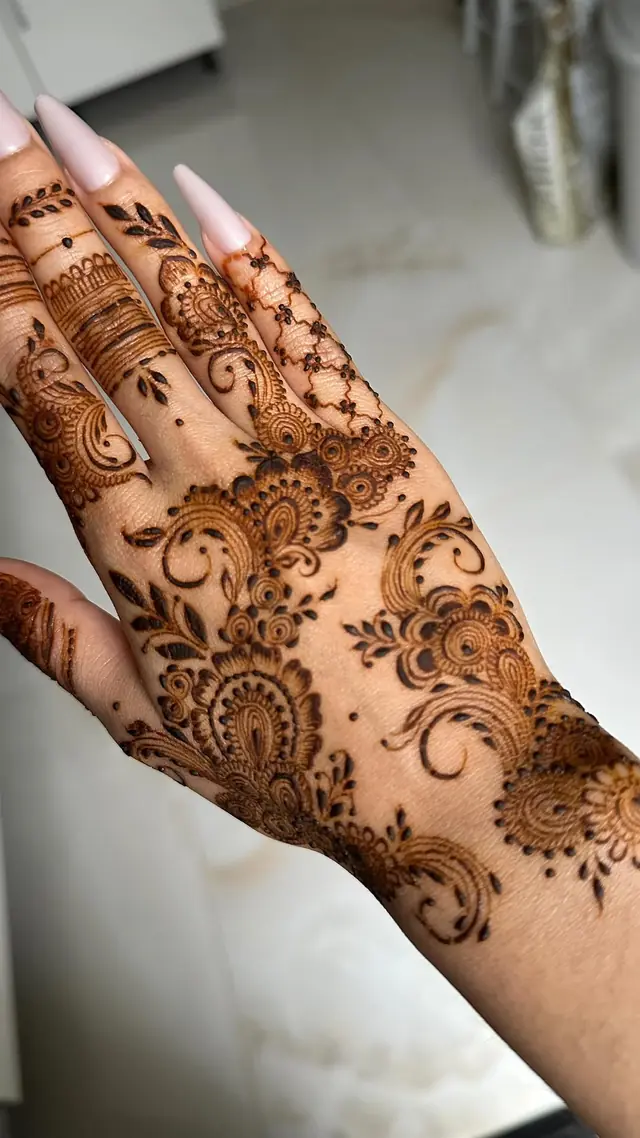 Henné — Henna Tahera à Cergy — Desi Corner