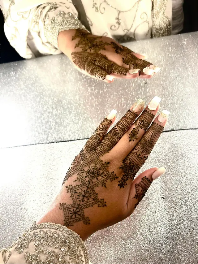 Henné — Sridarshiny Henné à Évry — Desi Corner