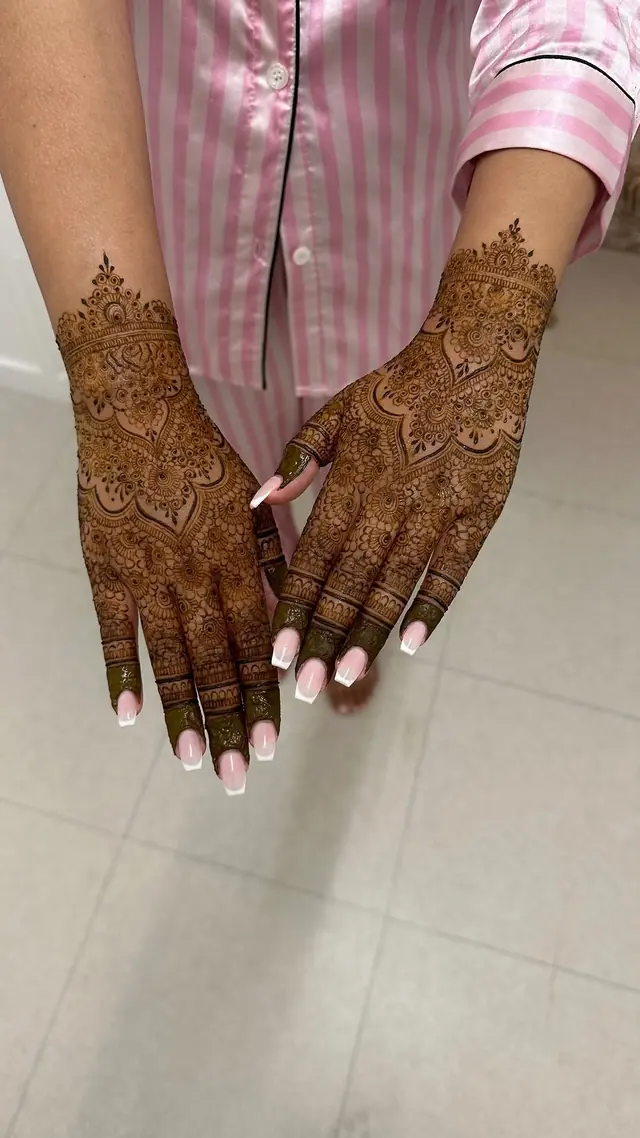 Henné — Henna Tahera à Cergy — Desi Corner