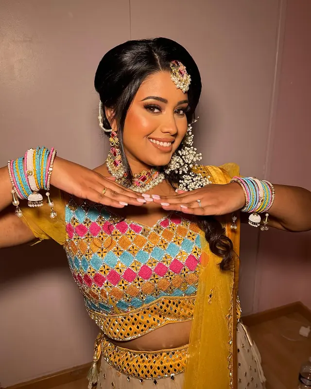 Hair & Makeup — Glow of paris à Paris — Desi Corner