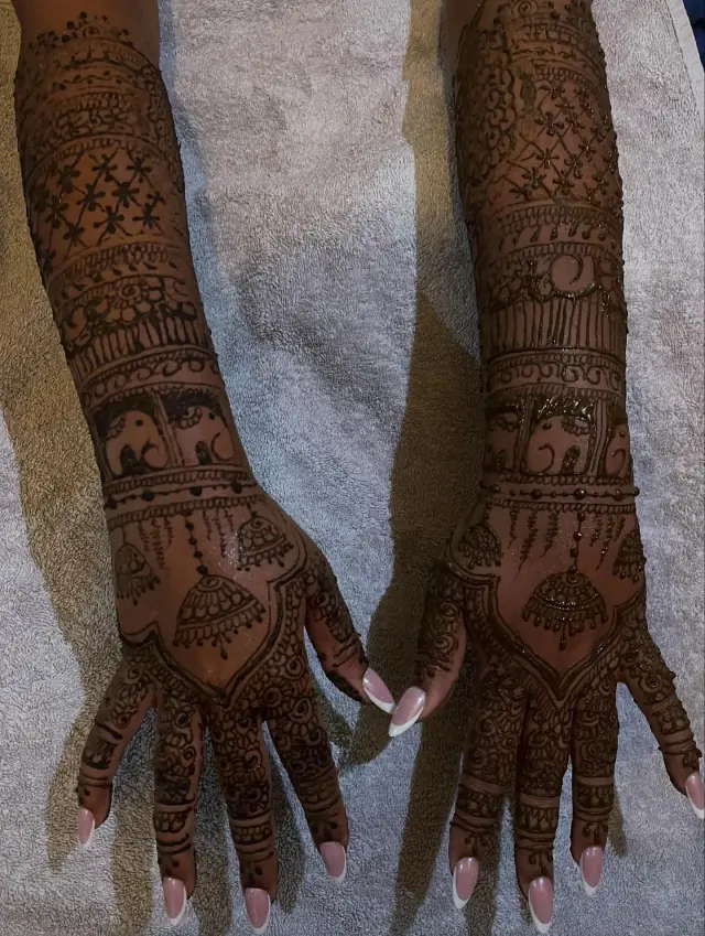 Henné — Vinoja Mehndi Artiste à Paris — Desi Corner