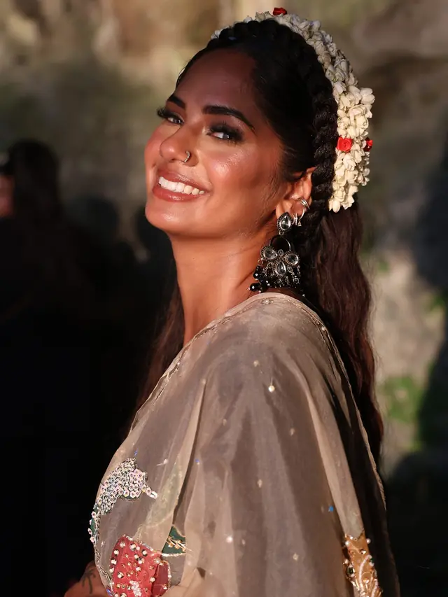 Hair & Makeup — Tanzeela Beauty à Paris — Desi Corner