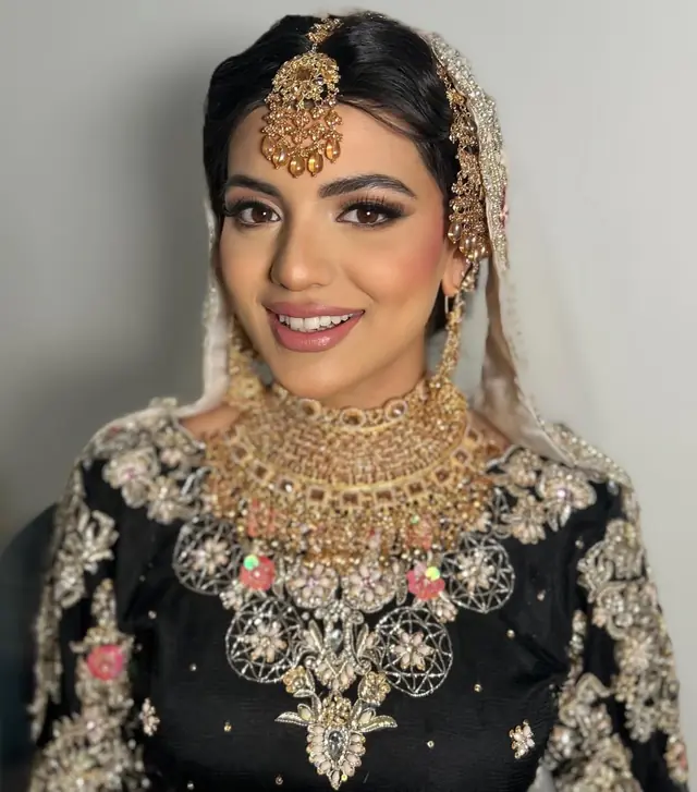 Hair & Makeup — Hina Makeup à Lamorlaye — Desi Corner