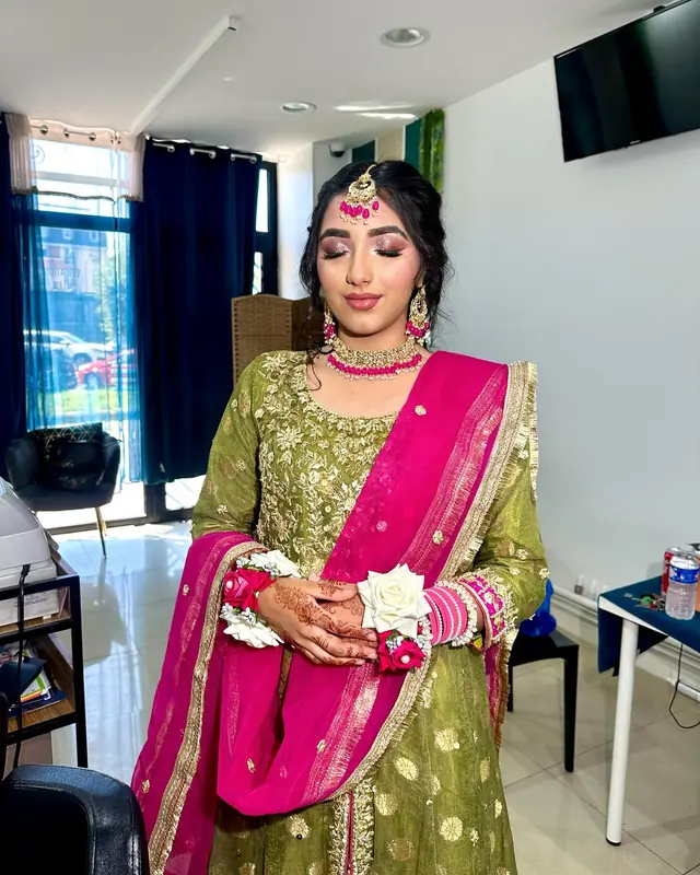 Hair & Makeup — Glam By Sham à Pontault-Combault — Desi Corner