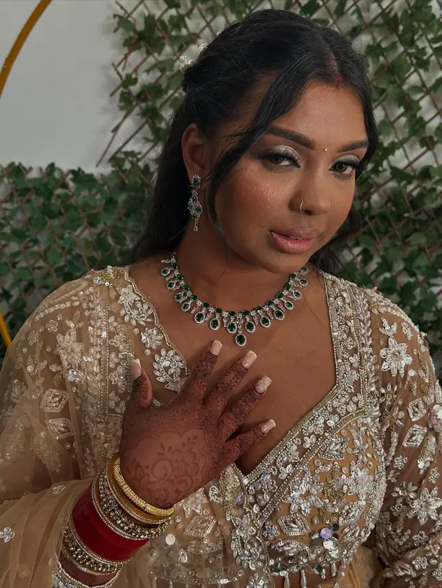 Hair & Makeup — Saimak Artist à Limay — Desi Corner