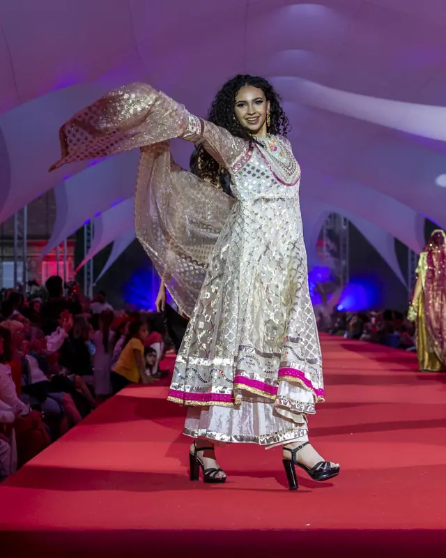 Prêt à porter — Aayat Ke Collection à Paris — Desi Corner