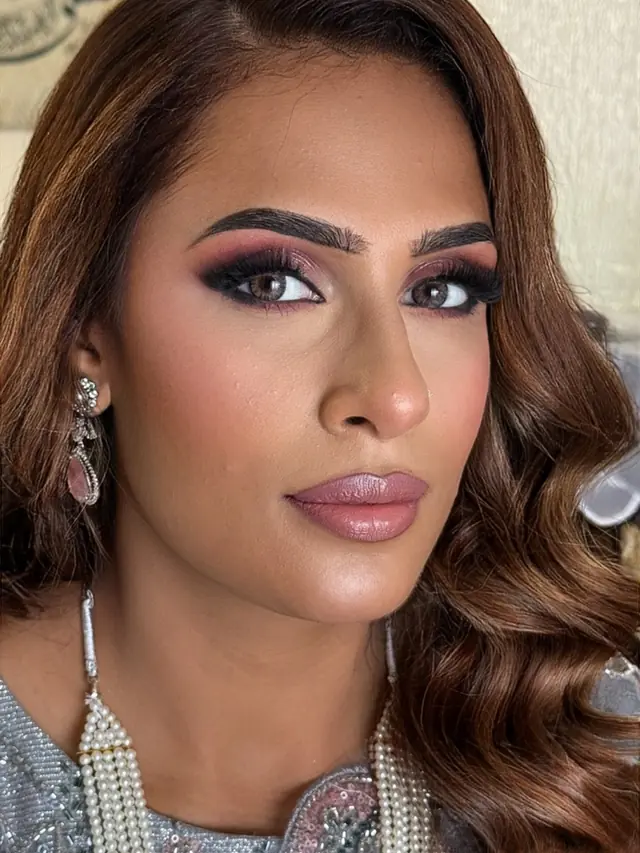 Hair & Makeup — Mak Beauty Artist à Paris — Desi Corner