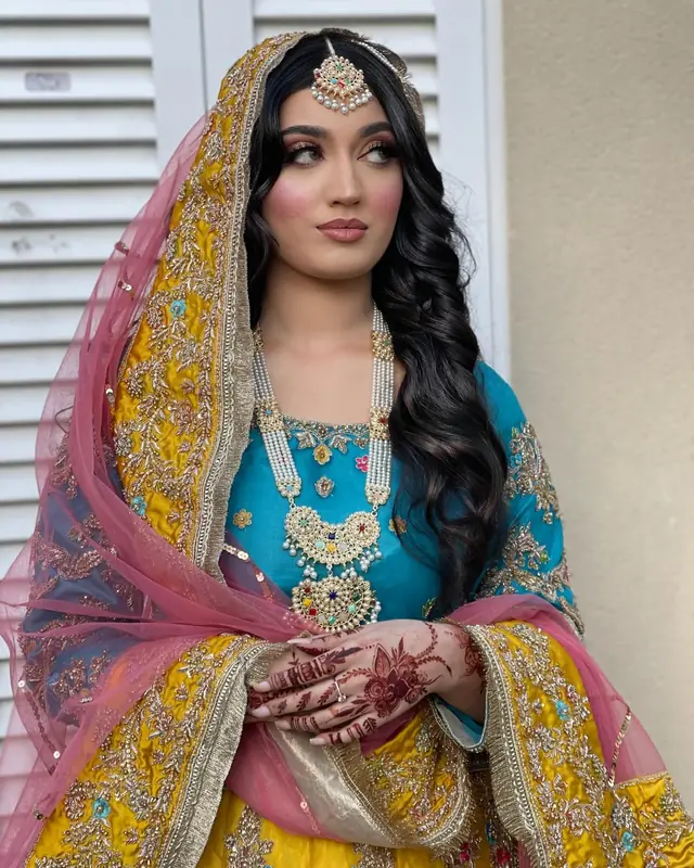 Hair & Makeup — Mak Beauty Artist à Paris — Desi Corner