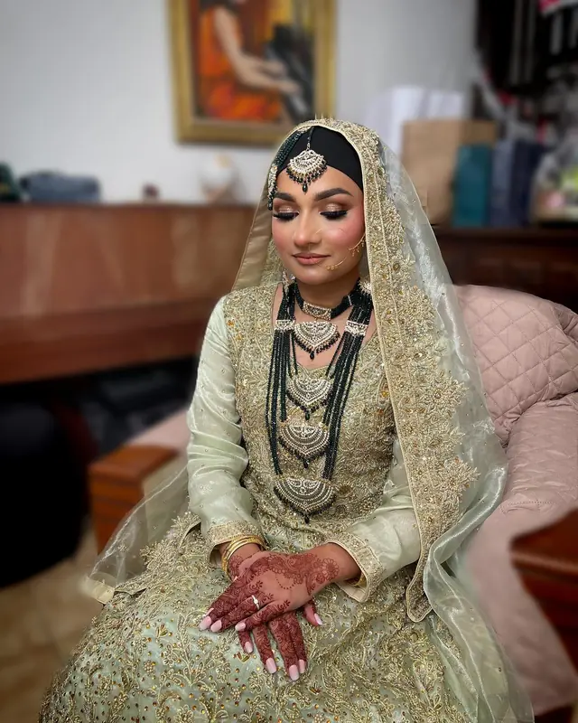 Hair & Makeup — Mak Beauty Artist à Paris — Desi Corner