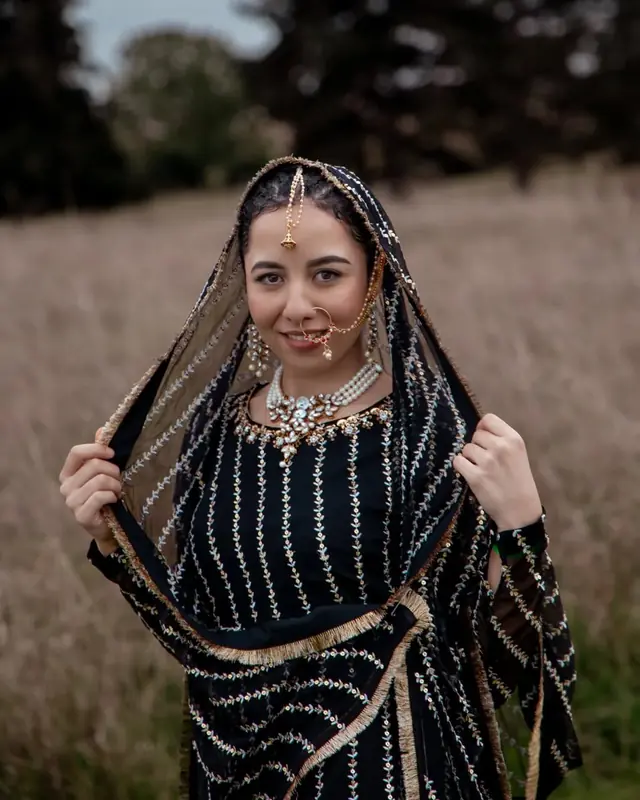 Prêt à porter — Aayat Ke Collection à Paris — Desi Corner