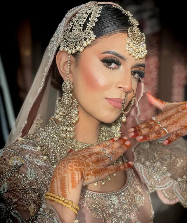 Hair & Makeup — Mak Beauty Artist à Paris — Desi Corner