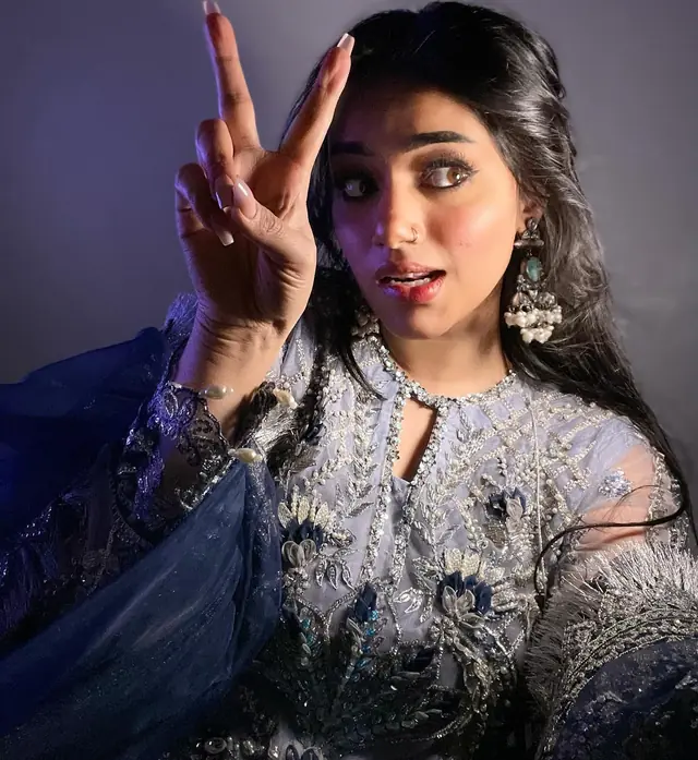 Hair & Makeup — Mak Beauty Artist à Paris — Desi Corner