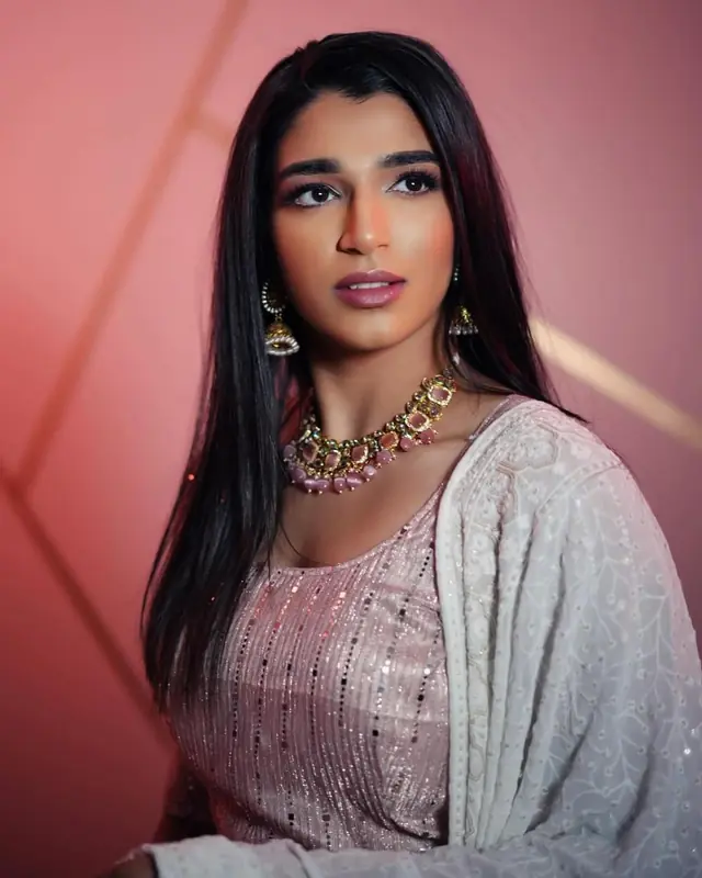 Hair & Makeup — Riiya Makeup à Paris — Desi Corner