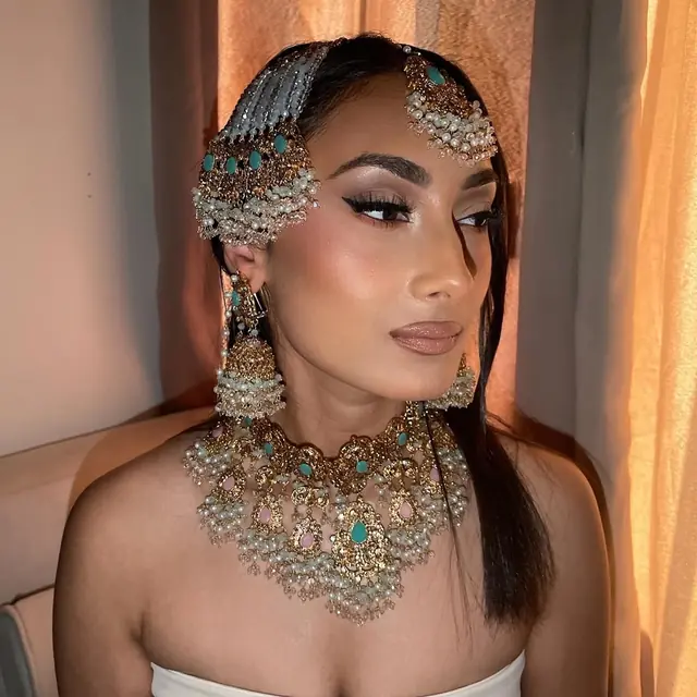 Hair & Makeup — Saimak Artist à Limay — Desi Corner