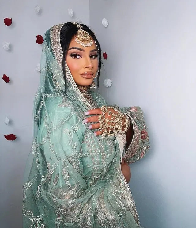 Hair & Makeup — Mehreen Makeup à Persan — Desi Corner